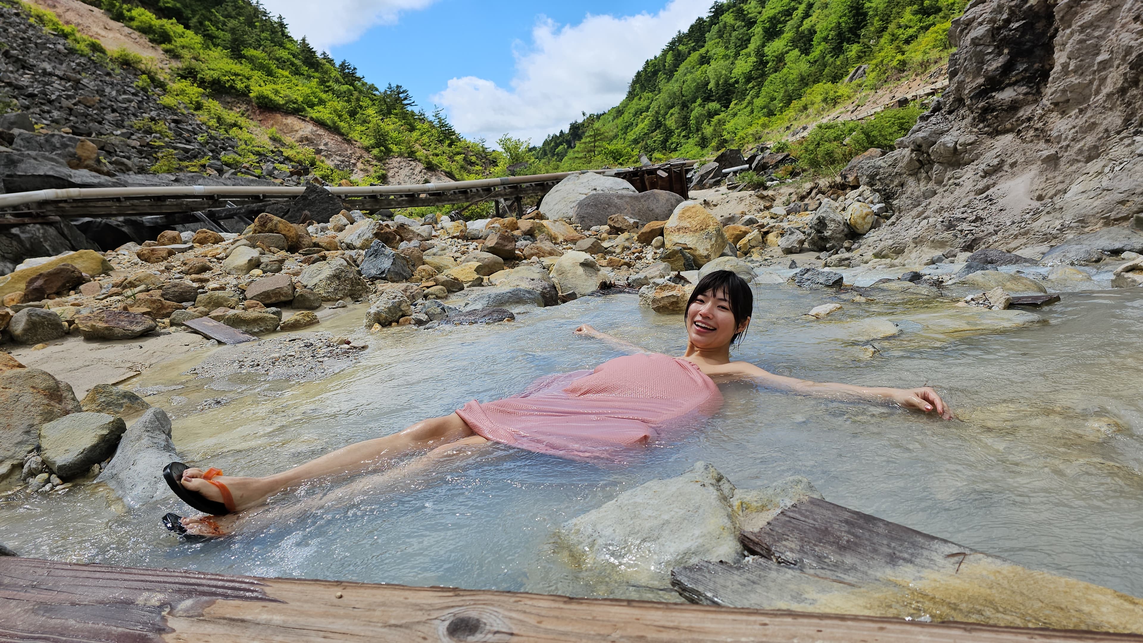 渓流に湧く温泉の風景